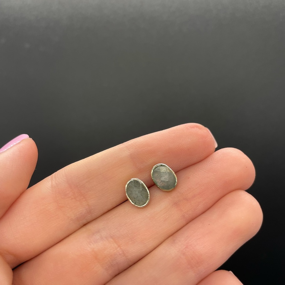 Gray studs ✨ Perfect for a simple look or a second earring